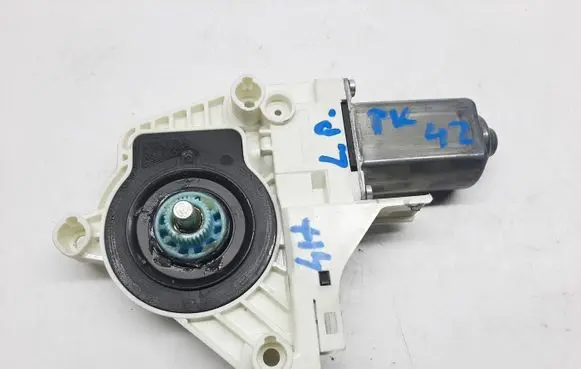 Audi A6 C7 Front door window regulator motor 8K0959801B