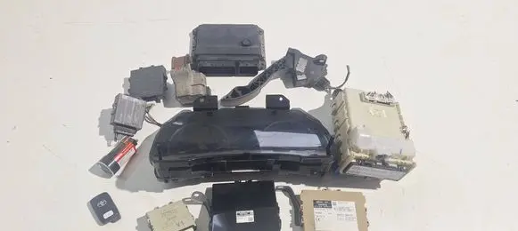 Toyota Avensis T270 Engine ECU kit and lock set 8966105D10 MB2759000161