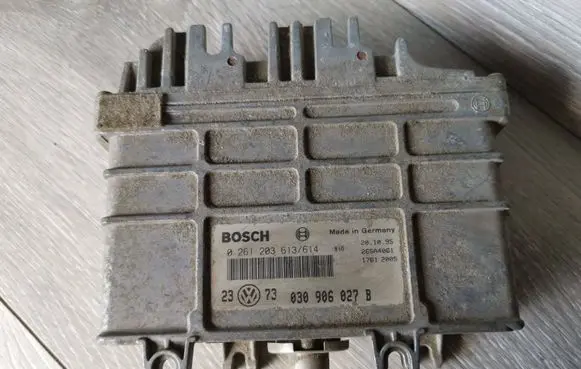 Volkswagen Golf III Engine control unit/module 030906027B 0261203613