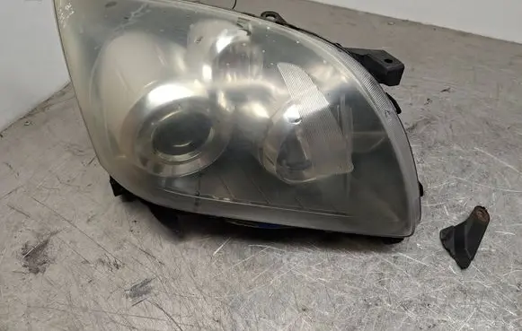 Toyota Avensis T250 Headlight/headlamp 35108