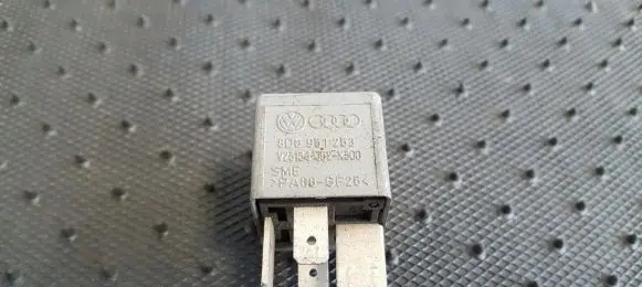 Volkswagen PASSAT B5 Other relay 8D0951253 V23134-J52-X300