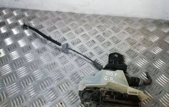 Volkswagen PASSAT B5.5 Rear door lock 117626104 3B0837868
