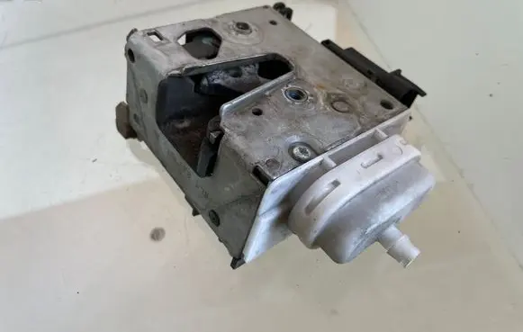 Audi A3 S3 8L Front door lock 8L1837015A