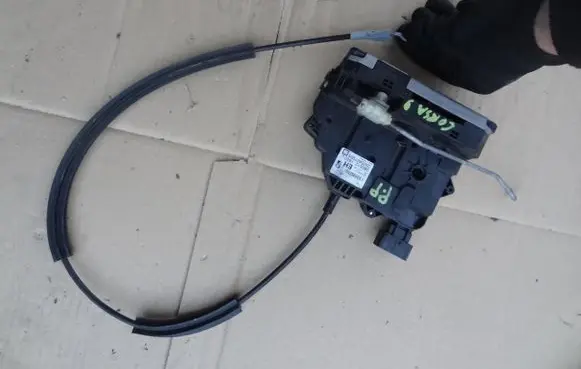 Opel Corsa D Front door lock 13258274