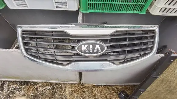 KIA Sportage Front bumper upper radiator grill 863613U000