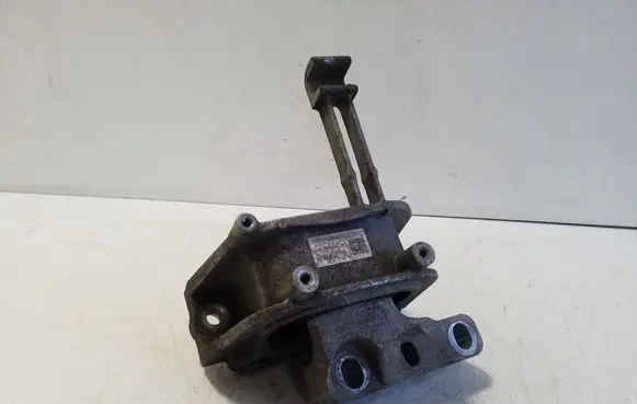 Volkswagen PASSAT B8 Engine mount bracket 3Q0199262J