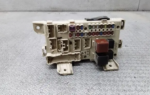 Toyota Avensis Verso Fuse module 8922144040
