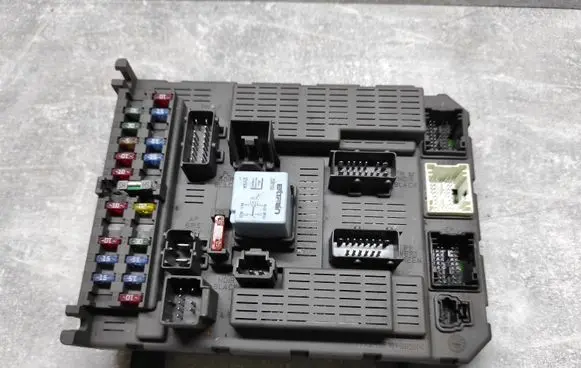 Citroen C5 Fuse module 9643805380