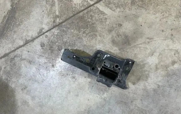 Front bumper mounting bracket