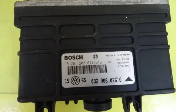 Volkswagen Golf III Engine control unit/module 0261203647 032906026G