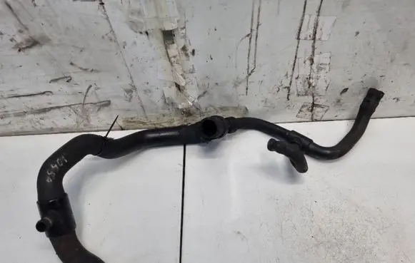 Engine coolant pipe/hose
