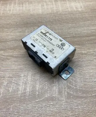 Audi A6 S6 C4 4A Alarm control unit/module 4A0951173