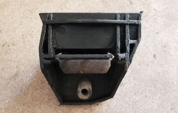 BMW 7 E38 Radiator mount bracket 17111737706