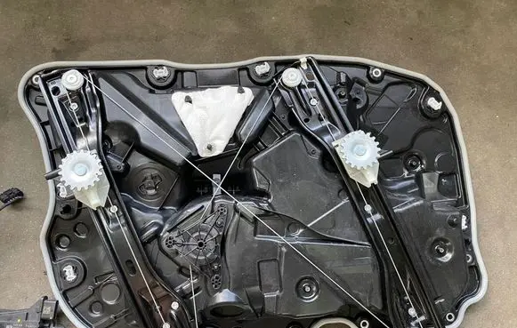 BMW 7 G70 Front door window regulator with motor 9451888