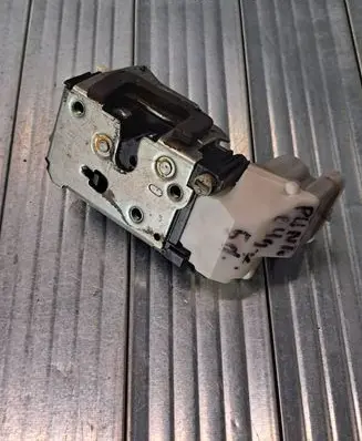 Fiat Punto (188) Rear door lock