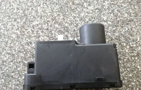 Volkswagen PASSAT B4 Central locking vacuum pump 1H0962257G