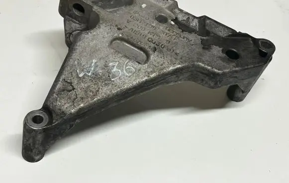 Volkswagen Touran I Engine mounting bracket 03G199207F 200KT39 AS19CU3V