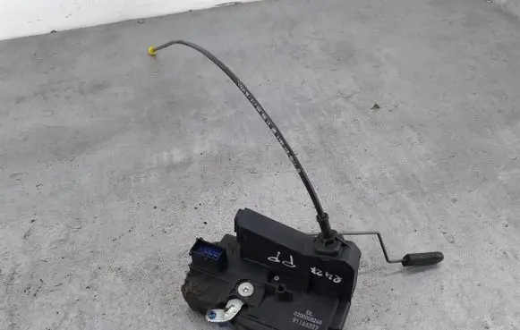 Renault Trafic II (X83) Front door lock 8200008248
