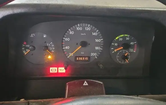 Speedometer (instrument cluster)