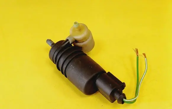 Volkswagen Golf IV Windscreen/windshield washer pump 1J0973722