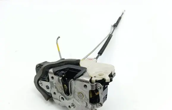Chevrolet Orlando Front door lock 13579498