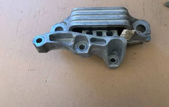 Engine mount vacuum valve