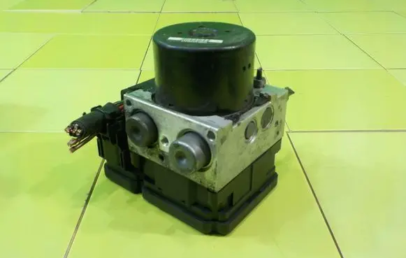 Mercedes-Benz C W204 ABS Pump A2045455232 XP214