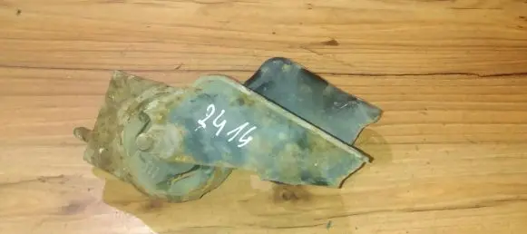 Mazda 323 F Engine mount bracket