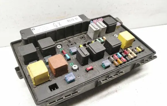 Opel Zafira B Fuse module 13206750 5DK00866808