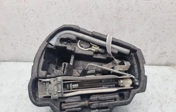 Volkswagen Golf IV Tool box 1J0012115M