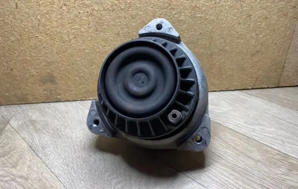 BMW 7 F01 F02 F03 F04 Engine mount bracket 6777374 22116777374 2211677737401