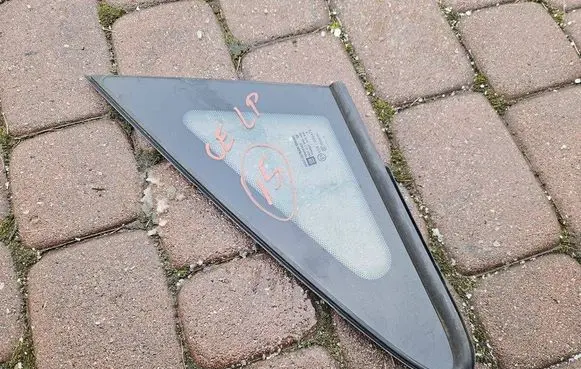 Opel Corsa E Front door vent window glass four-door 