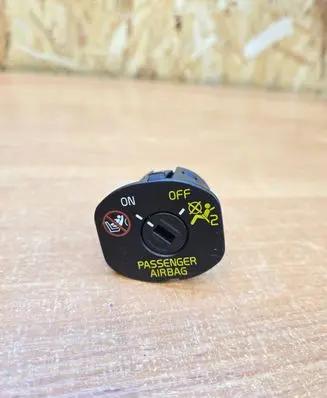 Passenger airbag on/off switch