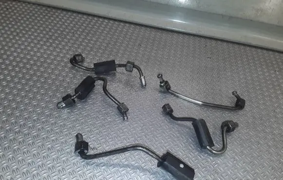 Opel Insignia A Fuel injector supply line/pipe 