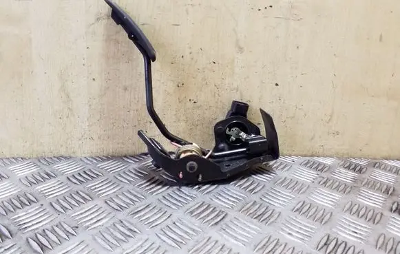 Accelerator throttle pedal