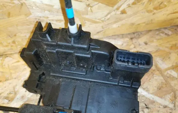 Nissan Navara Rear door lock 0306C 16206