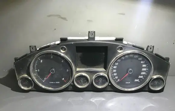 Volkswagen Touareg I Speedometer (instrument cluster) 7L6920880M