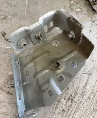 Renault Master III Fender mounting bracket 631429931r