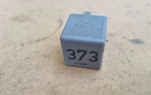 Volkswagen PASSAT B5.5 Other relay 8D0951253 8D0951253A