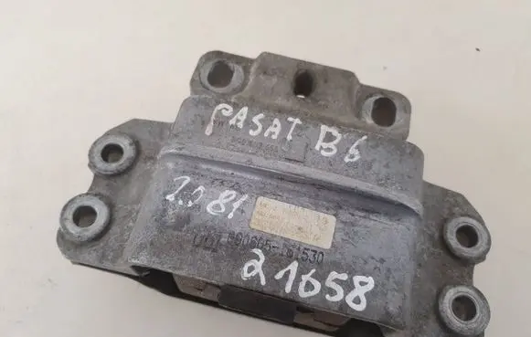 Volkswagen PASSAT B6 Engine mount bracket