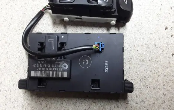 Mercedes-Benz C W203 Electric window control switch A2038210679 2038201385