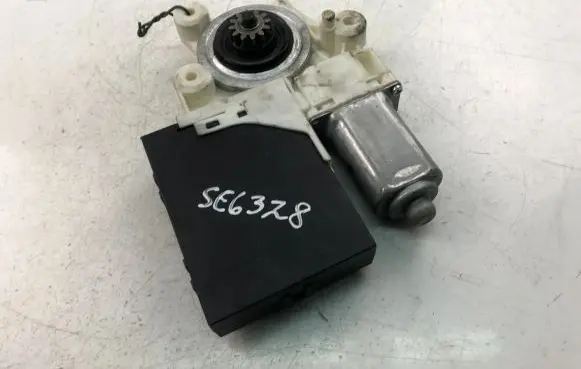 Ford C-MAX I Front door window regulator motor 981405102