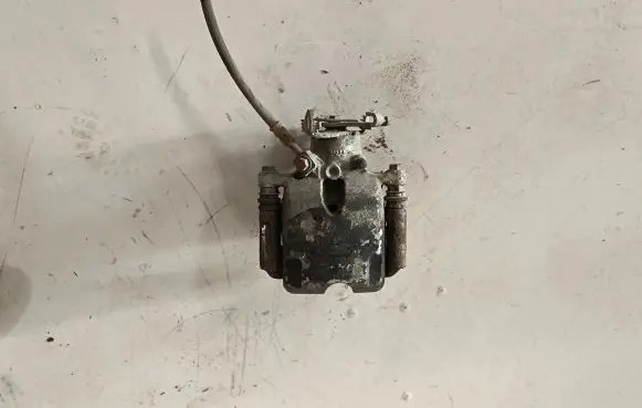 Opel Insignia A Rear brake caliper