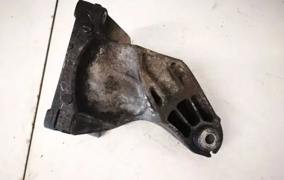 Mercedes-Benz E W212 Engine mounting bracket