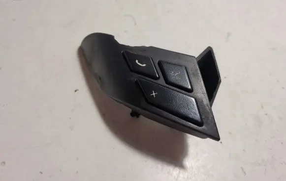Steering wheel buttons/switches