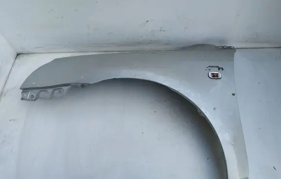 Toyota Avensis T250 Fender