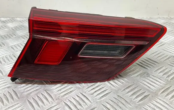 Tailgate rear/tail lights