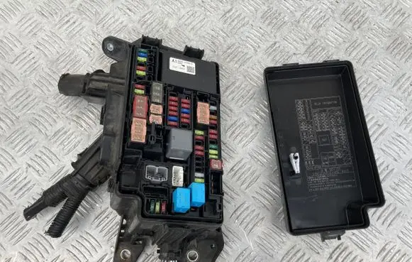 Toyota Prius (XW50) Fuse box cover PK12805