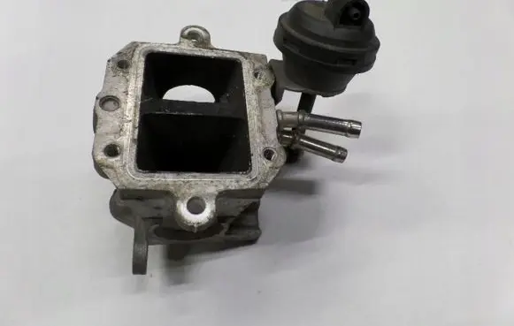 Volkswagen Golf V Throttle valve 03G131063F