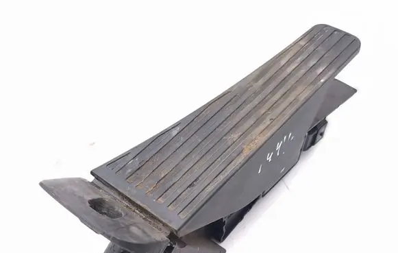 Volvo V60 Accelerator throttle pedal 32212451